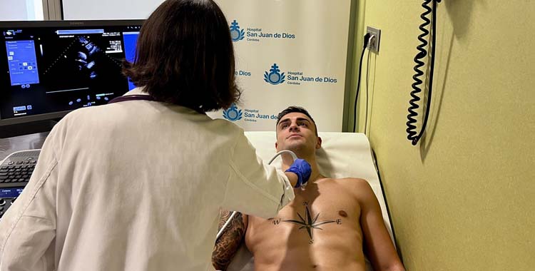 Carlos Isaac en el reconocimiento médico en San Juan de Dios.