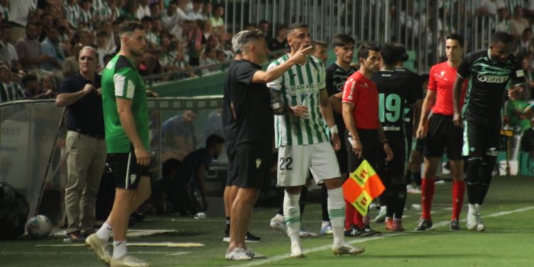 Iván Ania dando instrucciones en la banda junto a Carlos Isaac.