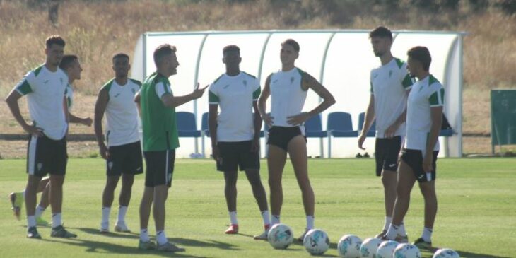Iván Ania departiendo con sus mediocentros en la vuelta a los entrenamientos a la Ciudad Deportiva.