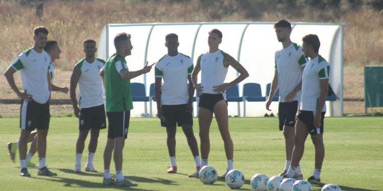 Iván Ania departiendo con sus mediocentros en la vuelta a los entrenamientos a la Ciudad Deportiva.