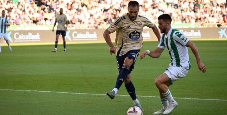 Jacobo encara a un jugador del Racing Ferrol.