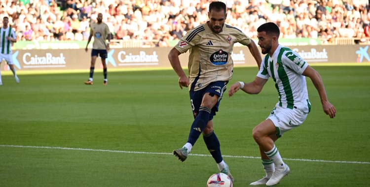 Jacobo encara a un jugador del Racing Ferrol.