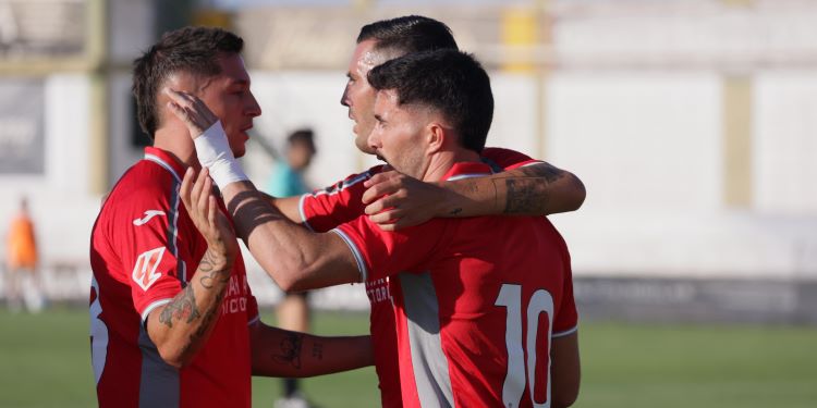 Carracedo y Sergi Guardiola felicitan a Jacobo tras materializar el primer gol de la pretemporada del Córdoba CF.