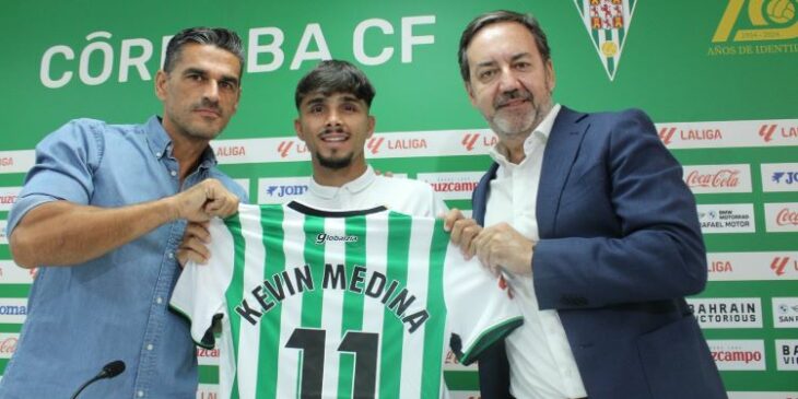 Kevin Medina mostrando la blanquiverde entre Juanito y Monterrubio.