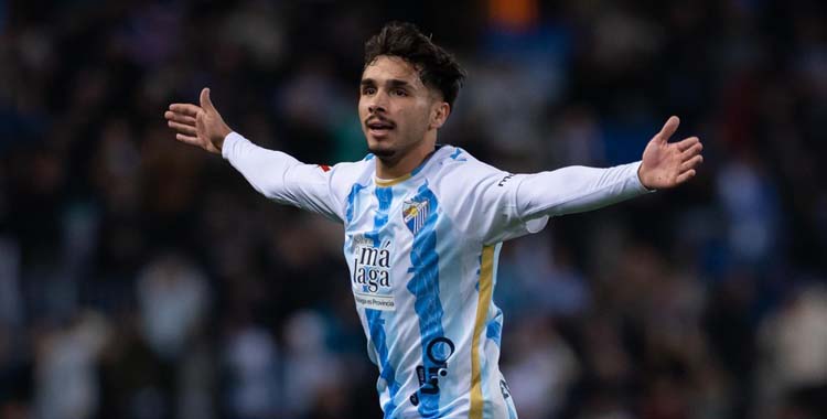 Kevin Medina celebra un gol con el Málaga.