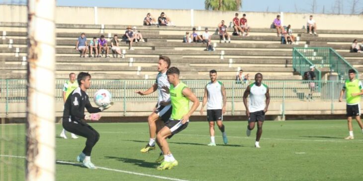 Iker Álvarez se adelanta a Mariano Carmona e Isma Ruiz.