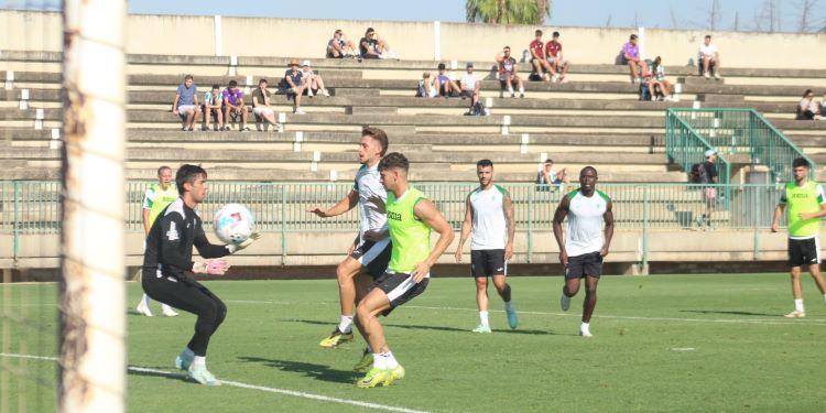 Iker Álvarez se adelanta a Mariano Carmona e Isma Ruiz.