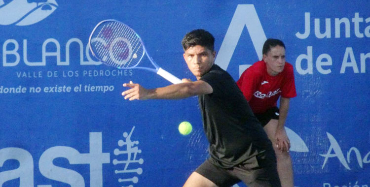 Matías Soto dispuesto a golpear de 'drive' en Pozoblanco. Foto: www.tenispozoblanco.com