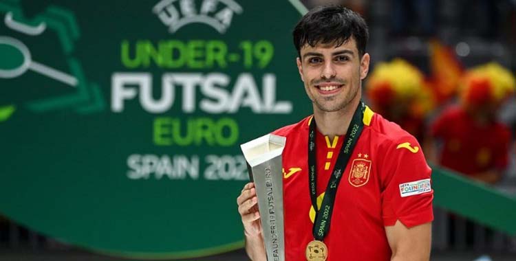 Nicolás Marrón tras proclamarse campeón de Europa sub19 con España.
