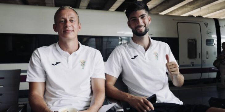 Nico Obolskii y Theo Zidane esperando la salida del tren.