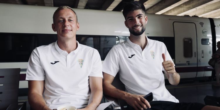 Nico Obolskii y Theo Zidane esperando la salida del tren.