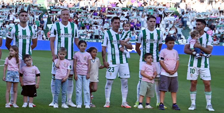 Jugadores que continuarán en el Córdoba antes de un partido de la 2024-25.