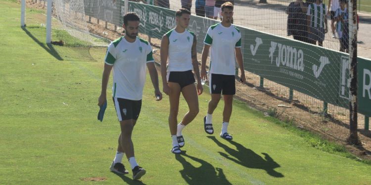 Rubén Alves, Álex Sala y Pedro Ortiz marchándose de la Ciudad Deportiva mediado el entrenamiento.