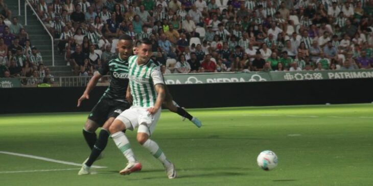 Sergi Guardiola trata de domar una pelota en el amistoso contra el Real Betis del viernes