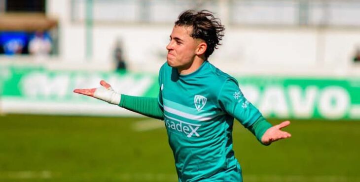 Viti celebra un gol con el Villanovense.