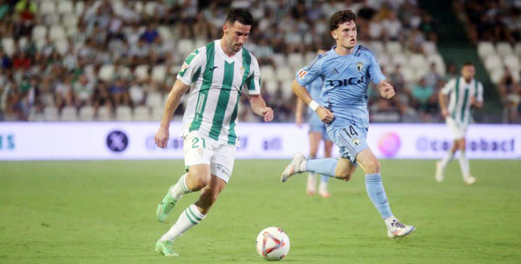 Un momento, con Albarrán en liza, del duelo del Burgos del pasado año, también en el día gafe del lunes para el debut en casa. Foto: LaLiga Hypermotion