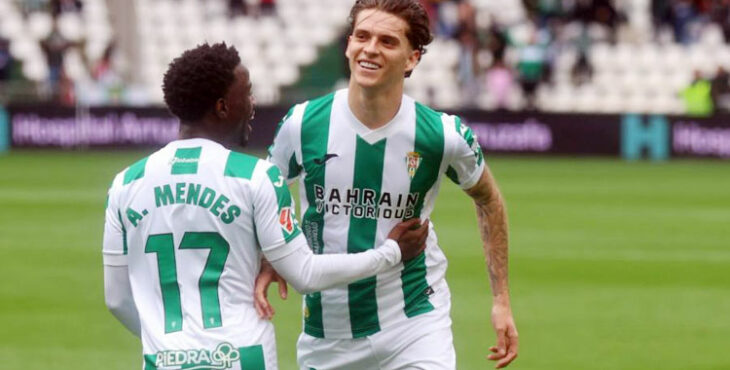 Álex Sala celebrando uno de sus goles al Granada. Foto: LaLiga Hypermotion