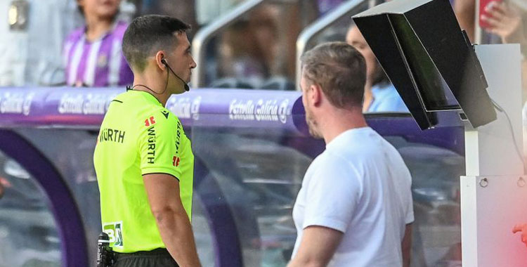 Gorka Etayo Herrera observando la jugada polémica en el monitor. Foto: LaLiga Hypermotion