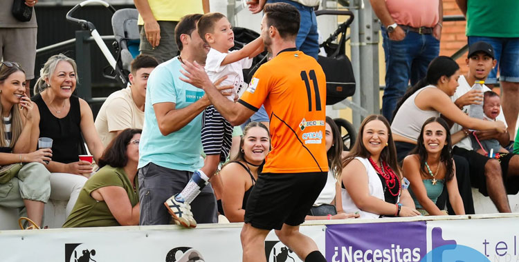 La tierna celebración de uno de los goles del pasado domingo. Imagen: Fotoslospedroches.com / CD Pozoblanco