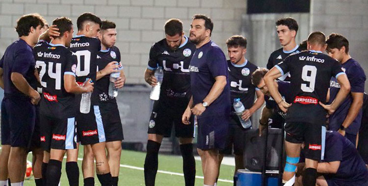 Antonio Jesús Cobos aleccionando a sus jugadores. Foto: Antonio Dávila Ciudad de Lucena