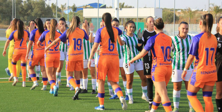 Las jugadoras del Córdoba Femenino reciben el saludo de las del Málaga antes de empezar su encuentro. Foto: RFAF