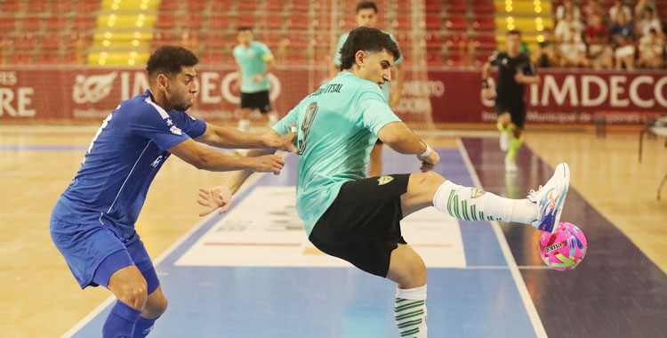 Tomas Pescio intenta domar una pelota en el amistoso de esta misma semana ante el Manzanares. Foto: Edu Luque / Córdoba Futsal