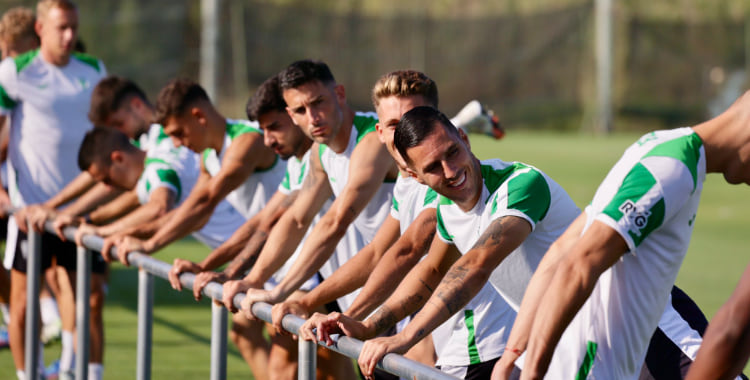 El Córdoba entrenando este viernes en Oliva