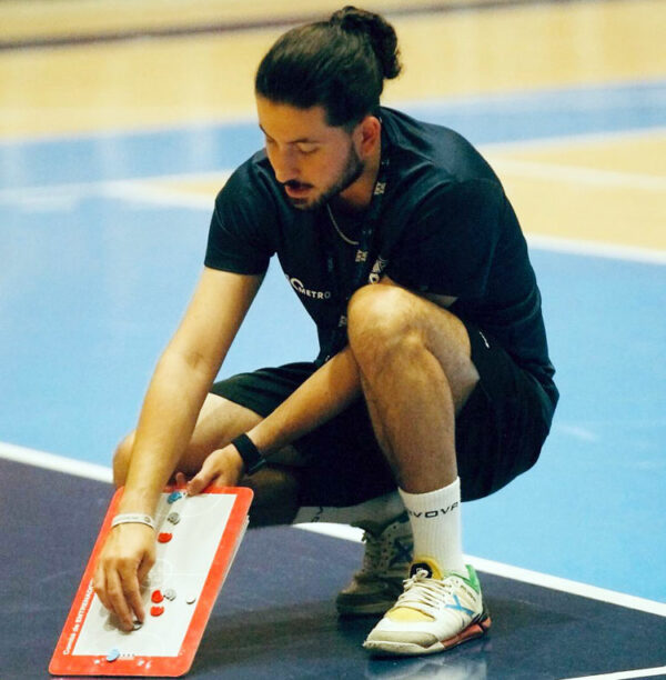 David Fernández con una pizarra en un entrenamiento. Foto: Córdoba Futsal