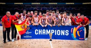 Guillermo del Pino, a la derecha, posando con sus compañeros con sus trofeos y medallas. Foto: FEB