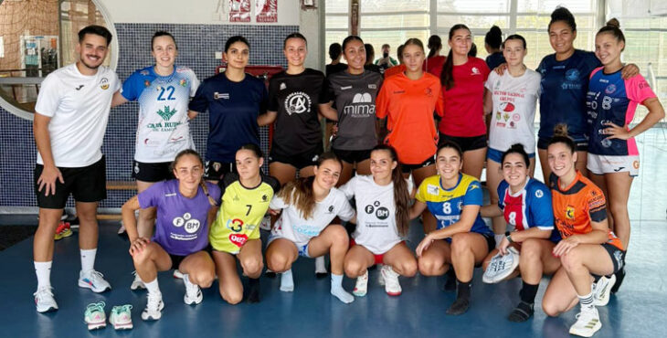 Las chicas del Deza Córdoba de Balonmano tras una sesión matinal en Fátima, actividad que coordina el Centro Deportivo Pangea Active. Foto: @CordobadeBM