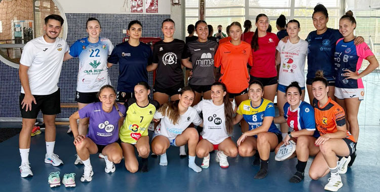 Las chicas del Deza Córdoba de Balonmano tras una sesión matinal en Fátima, actividad que coordina el Centro Deportivo Pangea Active. Foto: Rafa Barroso / CBM