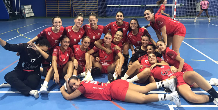 Al mal tiempo, buena cara. La escuadra granate posando en Montequinto. Foto: @CordobadeBM