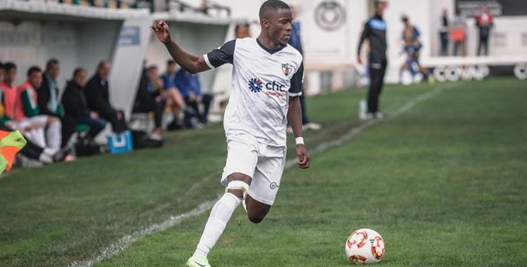 Diawara en plena jugada por banda del Pozoblanco. Foto: Emilio José Torres / Facebook: Torres Caballero Fotografía / Instagram: @ejtorrescaballero