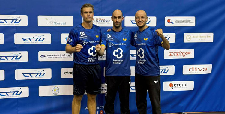 Los tres palistas del cuadro prieguense celebrando su clasificación. Foto: Real Cajasur Priego TM