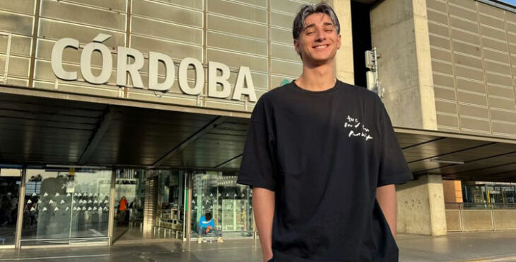 Gonzalo Orozco posando tras firmar su renovación con el Coto Córdoba CB