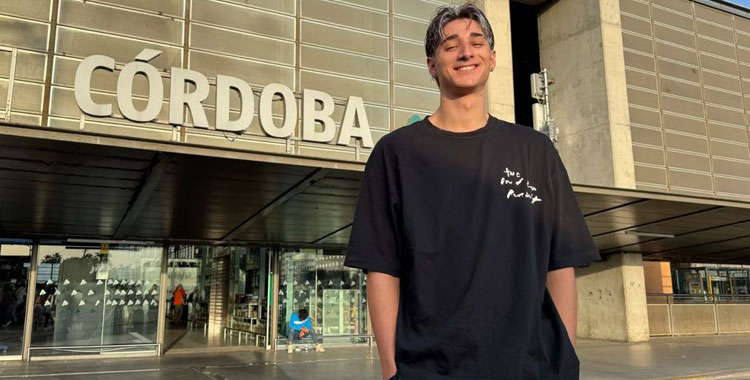 Gonzalo Orozco posando tras firmar su renovación con el Coto Córdoba CB