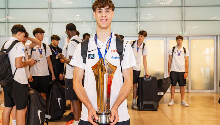 Guillermo del Pino con el trofeo de campeón de Europa. Foto: @BaloncestoESP