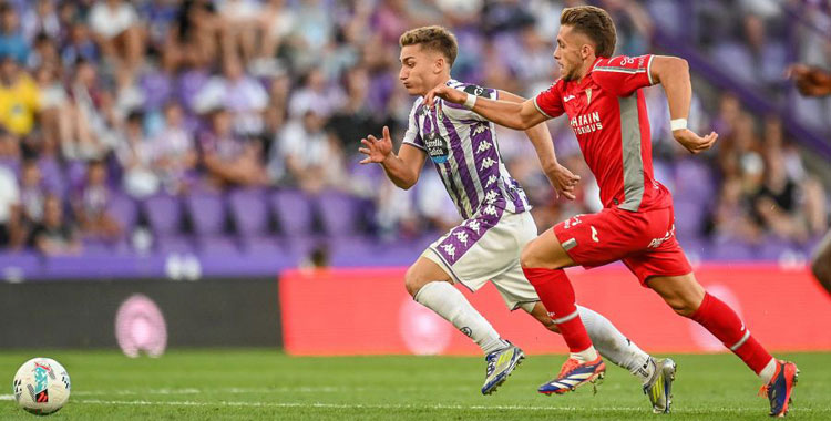 Isma Ruiz persiguiendo a un jugador del Real Valladolid