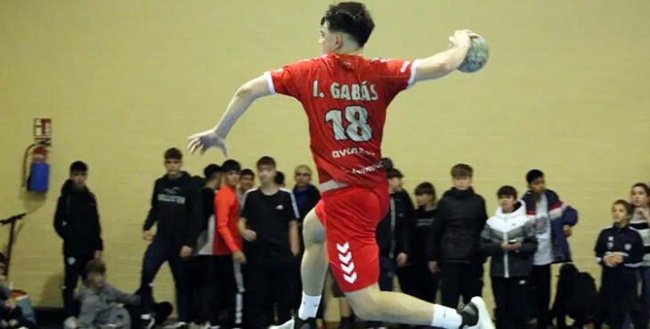 Ismael Gabás intentando culminar un contraataque. Foto: Balonmano Huesca / Heraldo