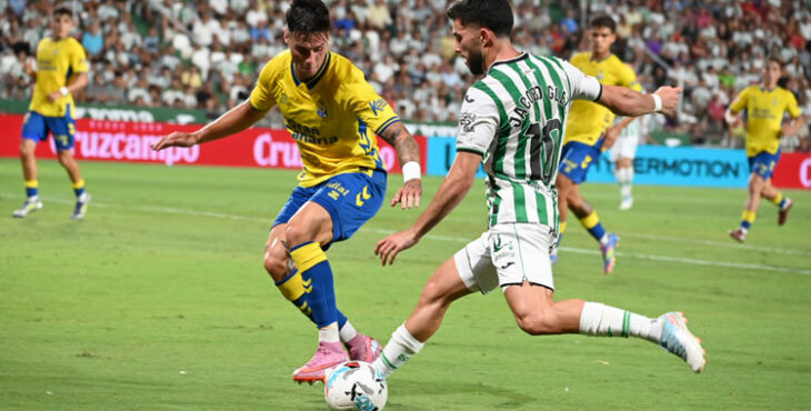 Jacobo intenta un centro ante Las Palmas. Autora: Natalia Román