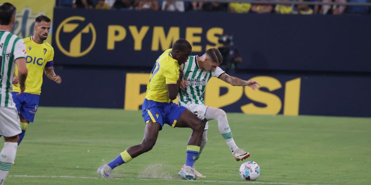 Álex Sala protegiendo un balón ante un cadista.