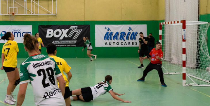 Jéssica Oliva anota un gol en un partido de la pasada temporada en La Fuensanta. Autor: Rafael Romero