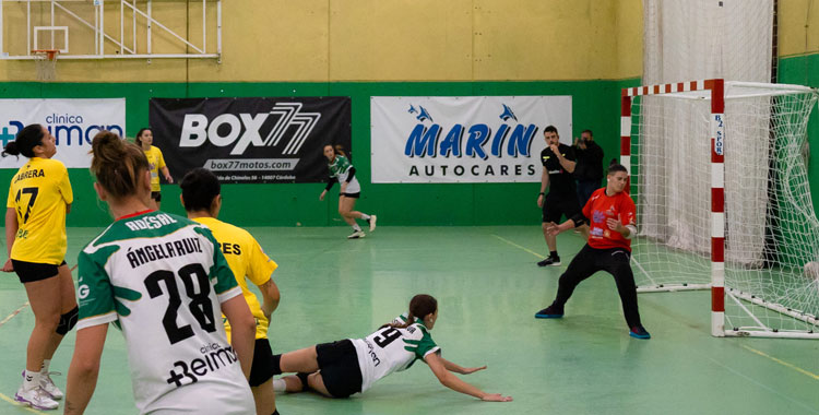 Jéssica Oliva anota un gol en un partido de la pasada temporada en La Fuensanta. Autor: Rafael Romero