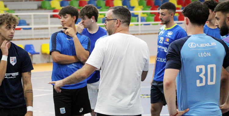 Jesús Díaz se dirige a sus jugadores en las primeras sesiones en El Pandero. Foto: ARS Palma del Río