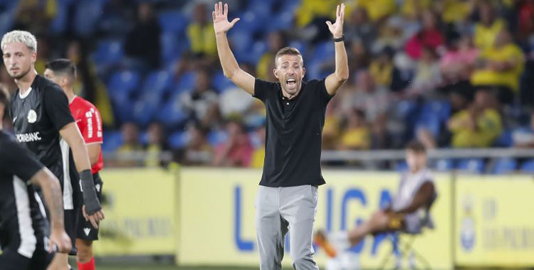Luis García se desespera en una acción del encuentro de su equipo ante el Andorra. Foto: LaLiga Hypermotion