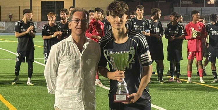 El capitán del Real Madrid recibe el trofeo de campeón. Foto: @DEgabrense