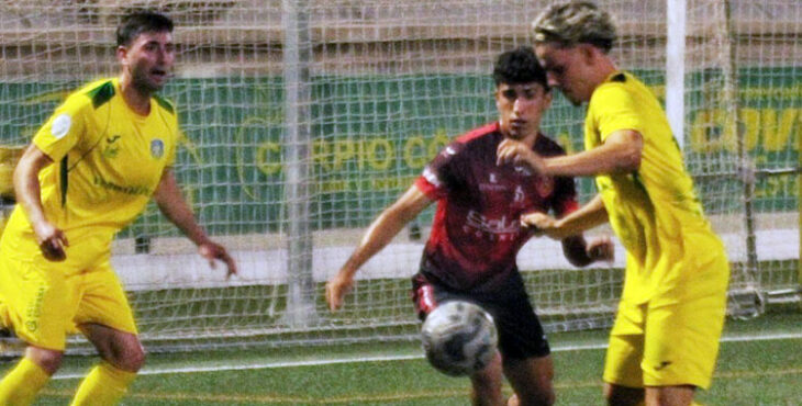 Un lance del duelo entre vinícolas y pontanos. Foto: Montilla CF