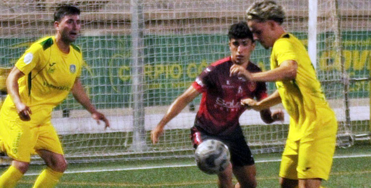 Un lance del duelo entre vinícolas y pontanos. Foto: Montilla CF