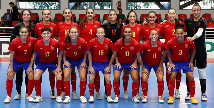 Cristina, arriba en el centro, en el partido del sábado ante Marruecos. Foto: RFEF