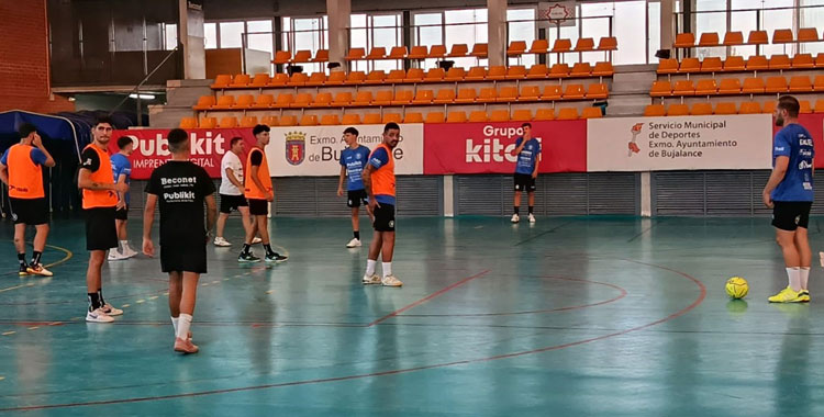 Solano listo para iniciar un ejercicio en el entrenamiento del Pepe Montalbán. Foto: CD Bujalance FS